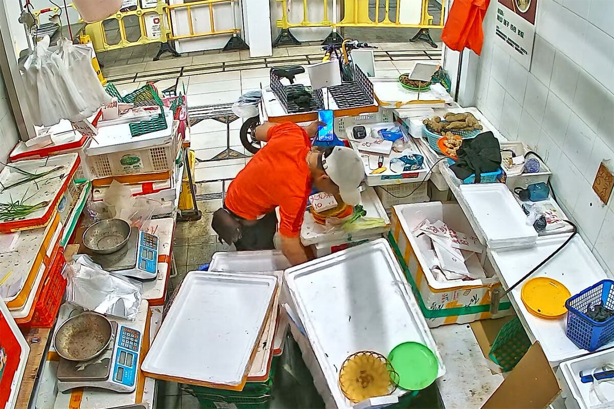 清濤苑街市一個檔口遇竊,賊人在店內四處翻找有價值貨品。(閉路電視片段截圖)