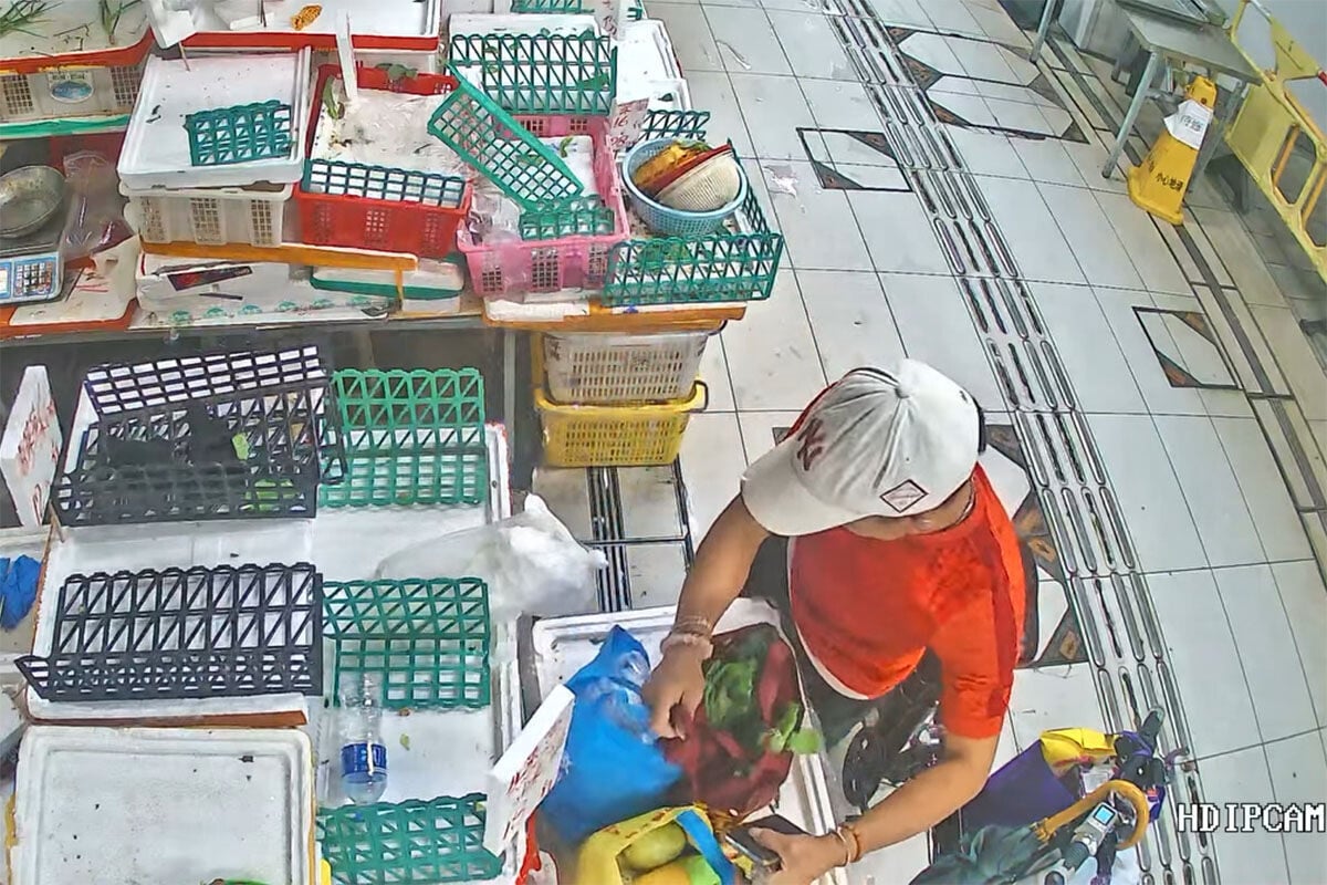 清濤苑街市一個檔口遇竊,賊人事後取走多袋環保袋。(閉路電視片段截圖)