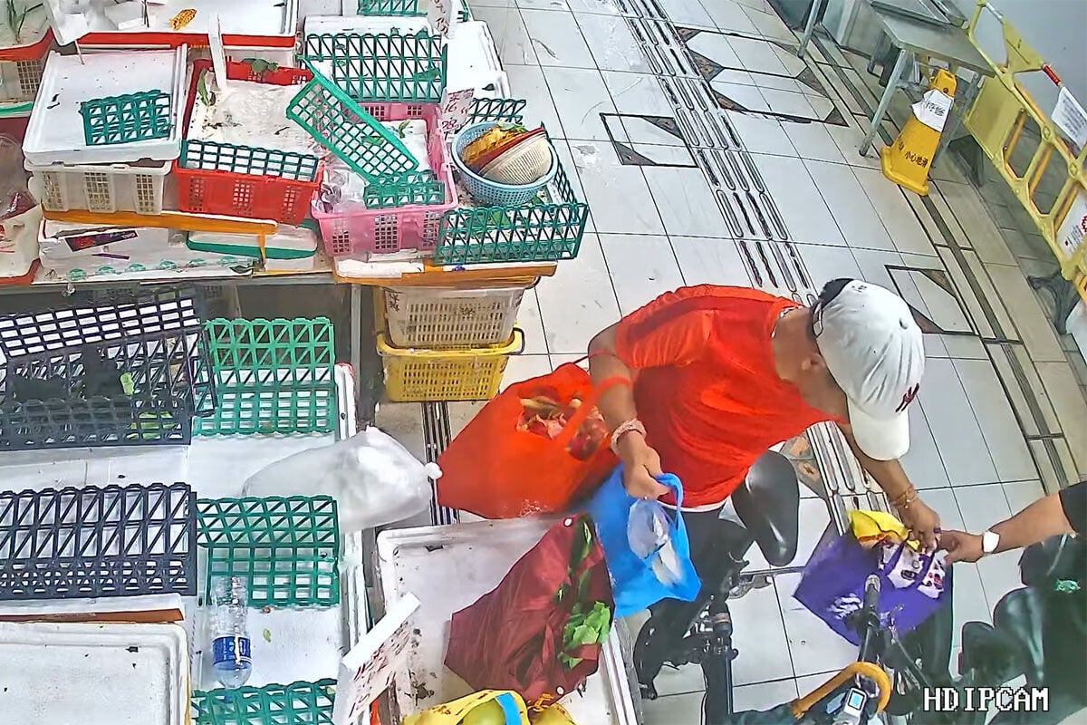 清濤苑街市一個檔口遇竊,賊人與另一人合力取走贓物。(閉路電視片段截圖)