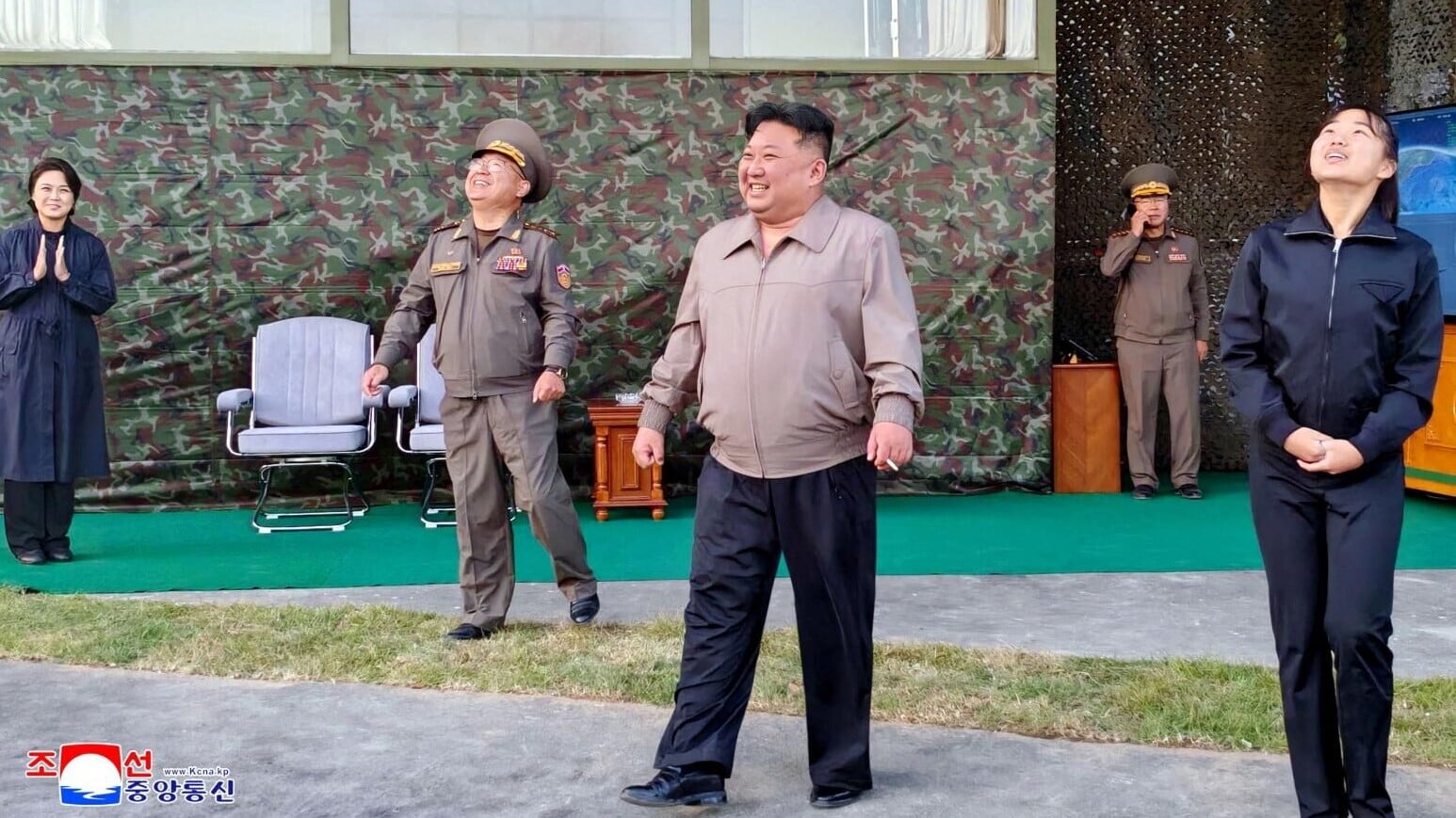 北韓領袖金正恩（中）攜女兒金主愛（右一），3日在北韓東部地區視察中程導彈演習，第一夫人李雪主（左一）在旁。（圖／路透社）