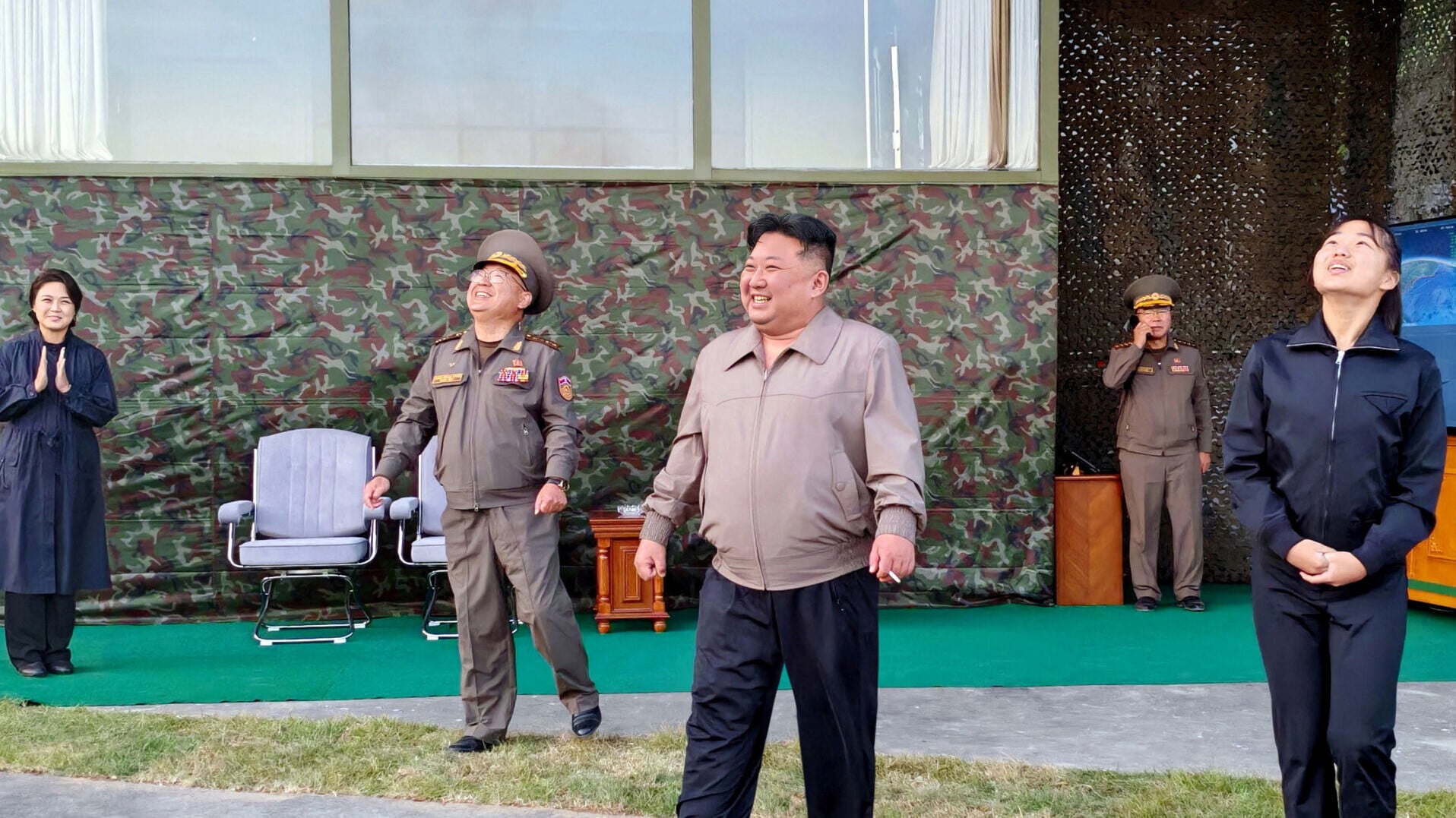 北韓昨日試射中程戰略導彈，金正恩到場觀看並高度評價。(路透社)