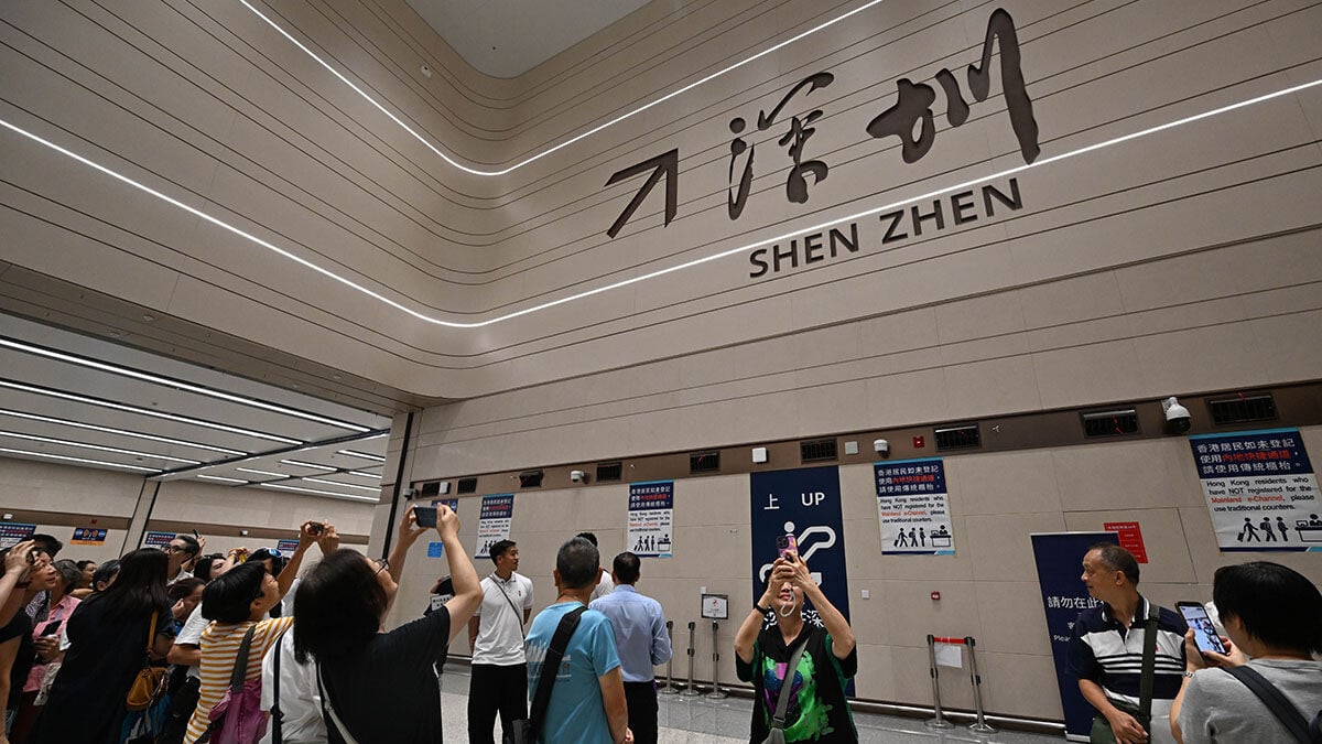 參加者在新皇崗口岸聯檢大樓拍照「打卡」。(政府新聞處)