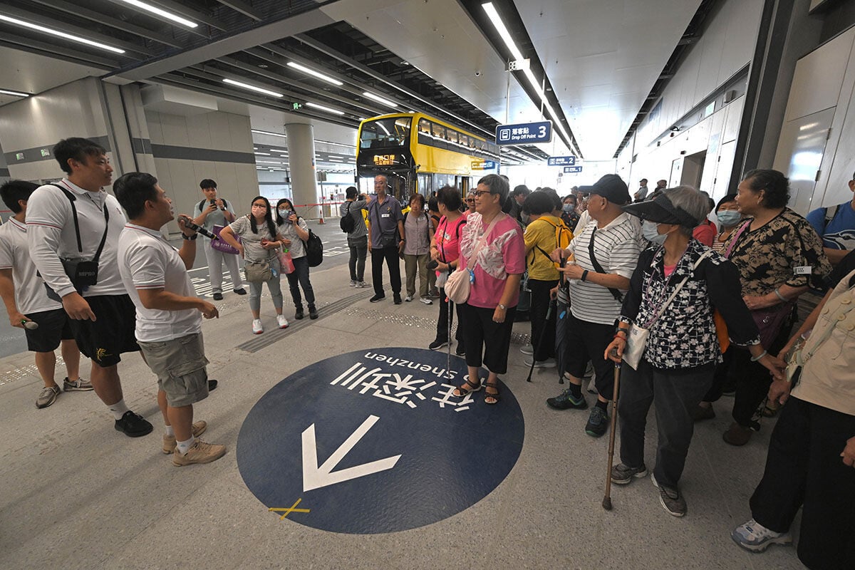 參加者抵達新皇崗口岸公共運輸交匯處,了解往來口岸的公共交通安排。(政府新聞處)