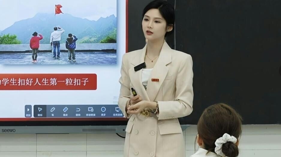 湖南第一師範學院教育科學學院副教授黃藍紫被封「最美女師」。（圖／翻攝湖南第一師範官網）