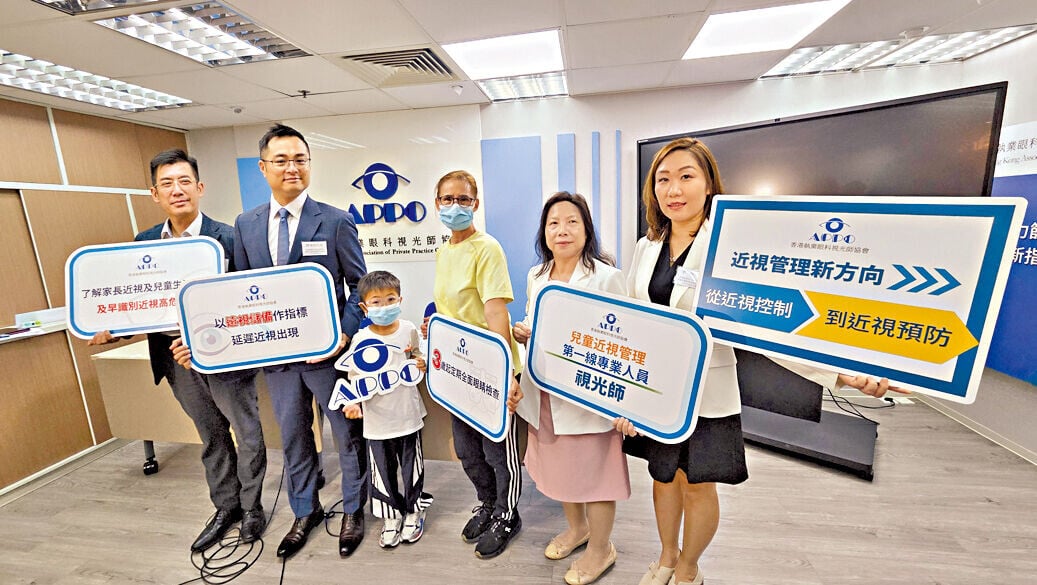 (左起)張傑、譚秉鈿、深近視兒童Owen及其婆婆、葉笑麗、李一婷。