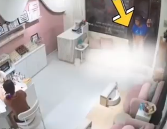 越南露體狂闖美甲店自慰後速逃 赤腳女顧客誤踩精液(有片)