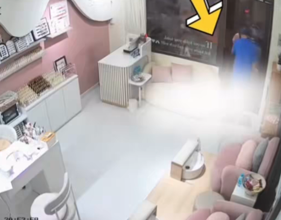 越南露體狂闖美甲店自慰後速逃 赤腳女顧客誤踩精液(有片)