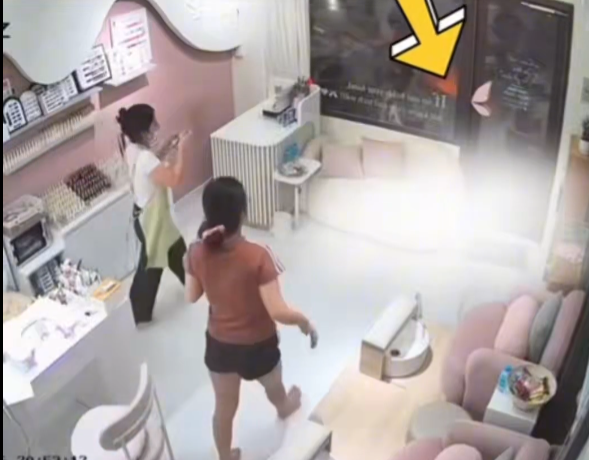 越南露體狂闖美甲店自慰後速逃 赤腳女顧客誤踩精液(有片)