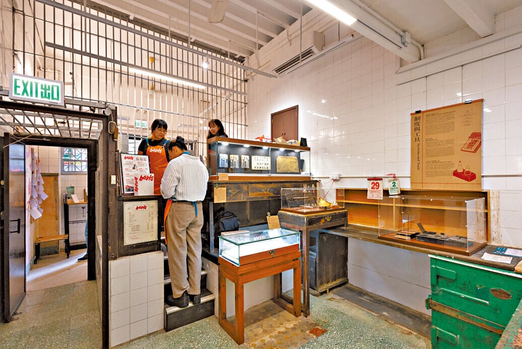 昔日「二叔公」當值的櫃枱變成咖啡店。