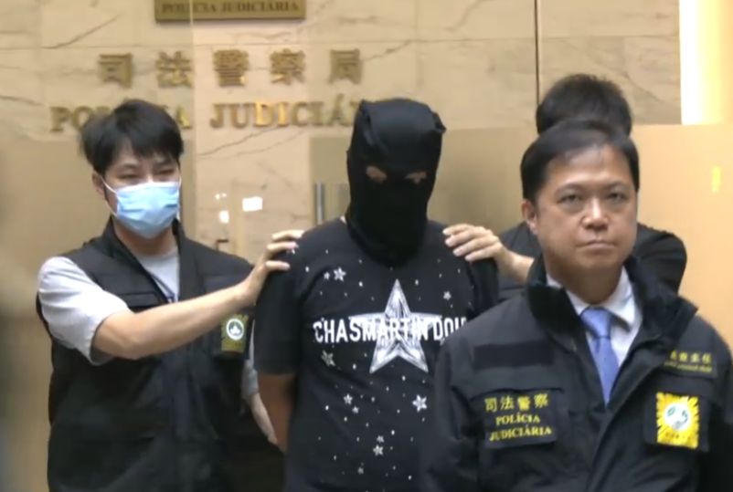 澳門倫敦人購物中心蘋果公司專門店上月27日被一名內地男子砸毀玻璃門,男子及後潛逃內地。澳門司警調查並鎖定嫌疑人身份,直至上周六(3日)男子經青茂口岸再次入境,人員隨即將其截獲,作案動機仍待後續調查。(澳廣視)