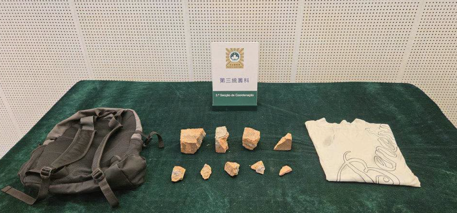 澳門倫敦人購物中心蘋果公司專門店上月27日被一名內地男子砸毀玻璃門,男子及後潛逃內地。澳門司警調查並鎖定嫌疑人身份,直至上周六(3日)男子經青茂口岸再次入境,人員隨即將其截獲,作案動機仍待後續調查。(網上圖片)