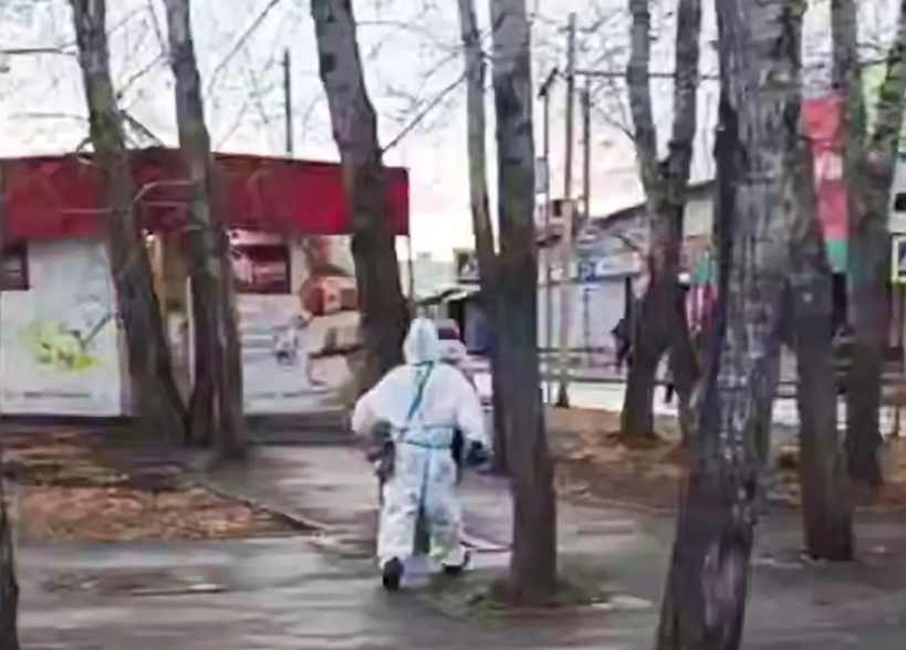伊爾庫次克州受事件影響,當地3間醫院近200人接受隔離,市面出現搶購藥物及口罩,市面有全副防護裝人員。(網上圖片)