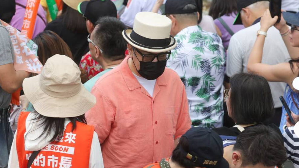 台灣知名主持人蔡康永現身民進黨台北市長參選人沈伯洋的競選總部成立大會(網上圖片)