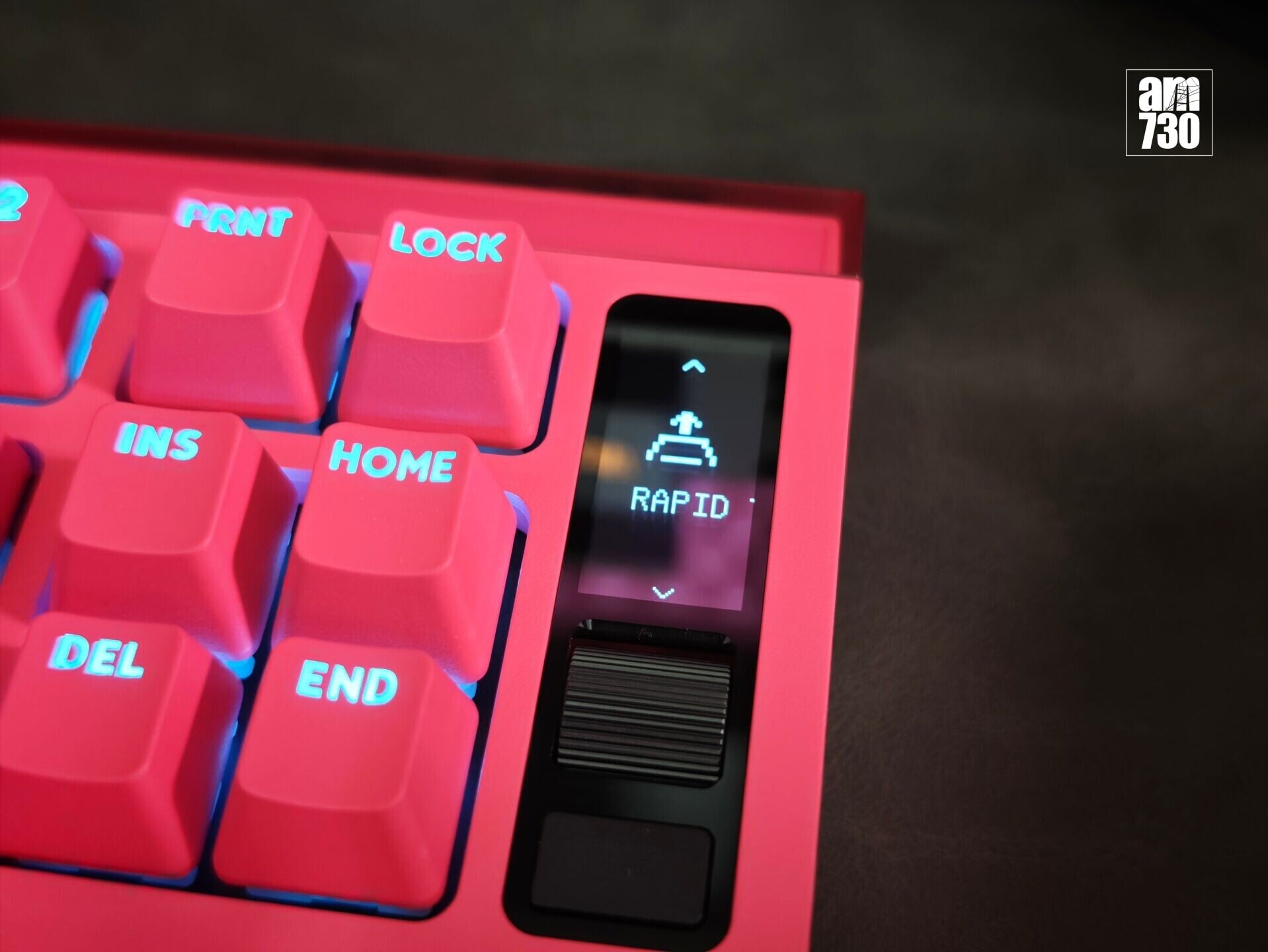 Logitech G PRO X2 RAPID電競鍵盤的小型OLED顯示螢幕可以滾輪及按鍵直接切換設定。