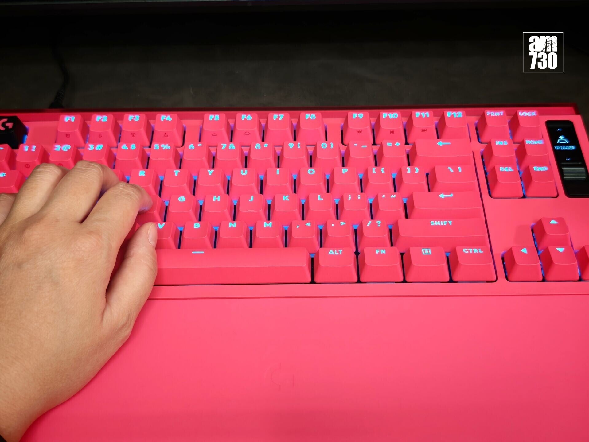 Logitech G PRO X2 RAPID磁軸類比有線電競鍵盤為80%按鍵配置,附設矽膠手托。