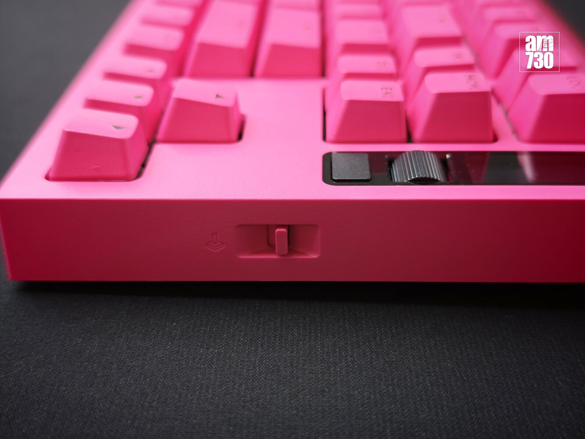 Logitech G PRO X2 RAPID電競鍵盤側有遊戲模式切換。