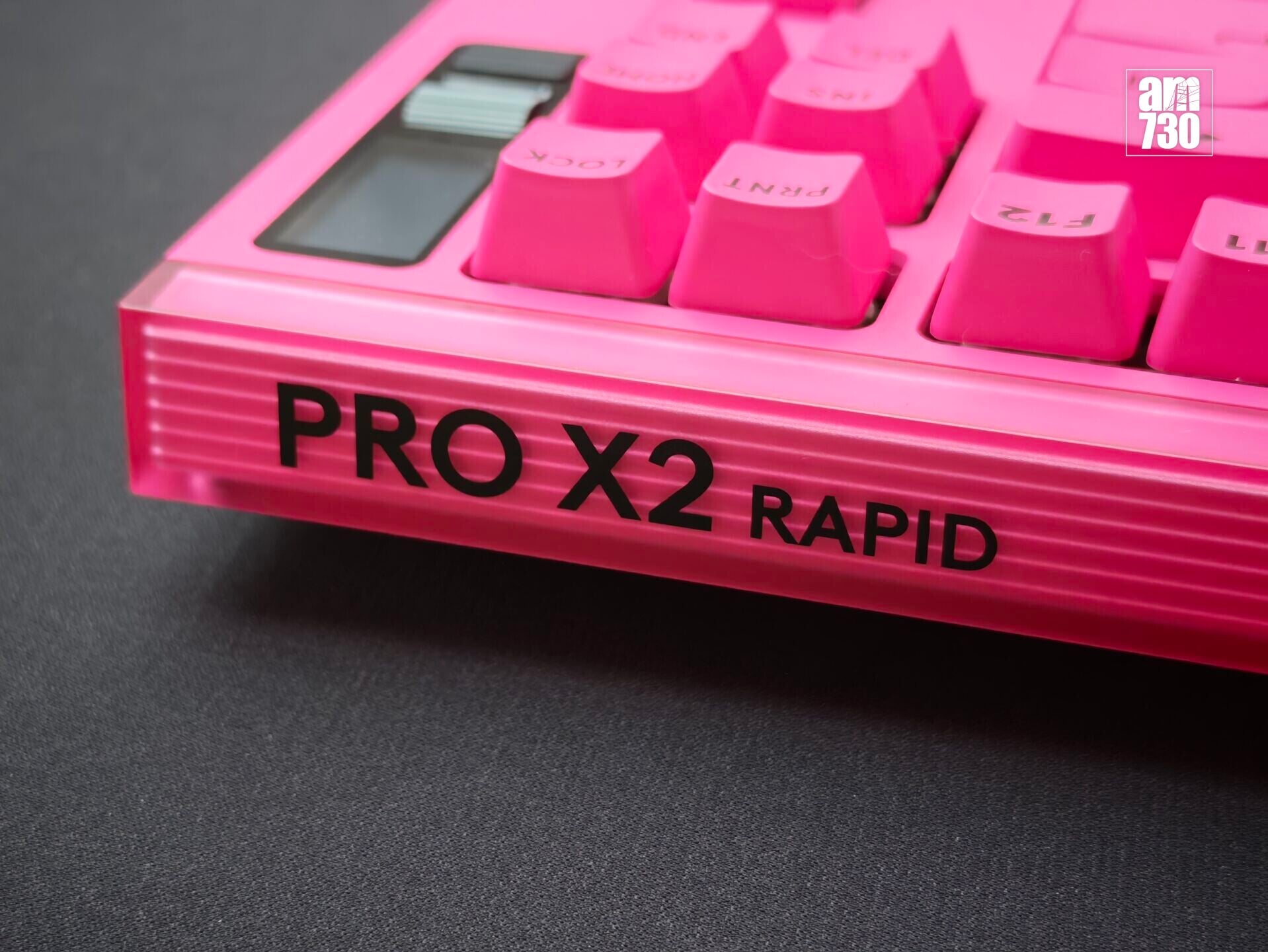 Logitech G PRO X2 RAPID電競鍵盤上方設有透明設計,充滿科技感。