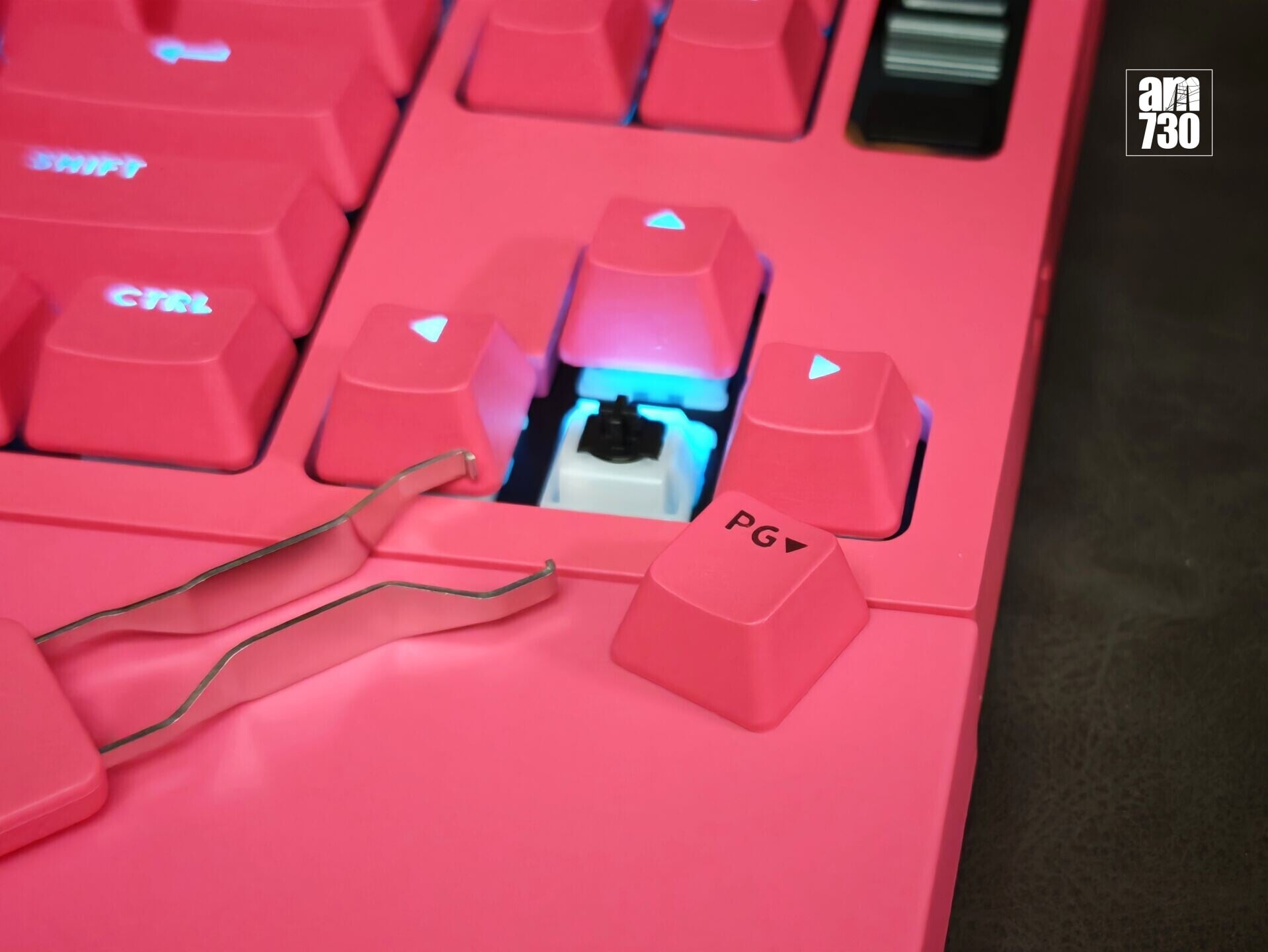 Logitech G PRO X2 RAPID電競鍵盤可自行更換鍵帽。