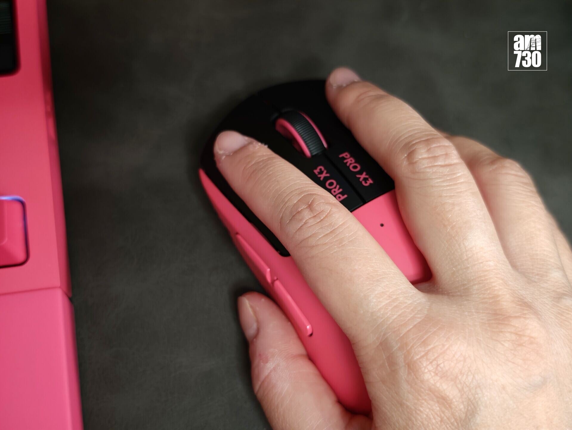 Logitech G PRO X3 SUPERSTRIKE電競滑鼠手感貼合舒適。