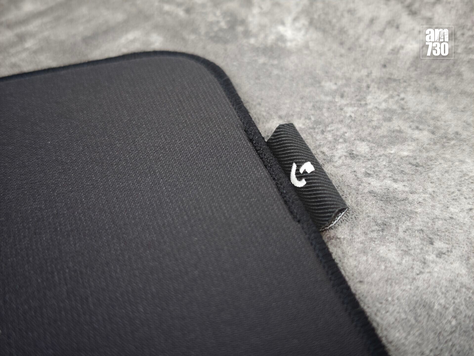 Logitech G PRO X CONTROL針織電競滑鼠墊邊緣縫合細緻,更有品牌標記。