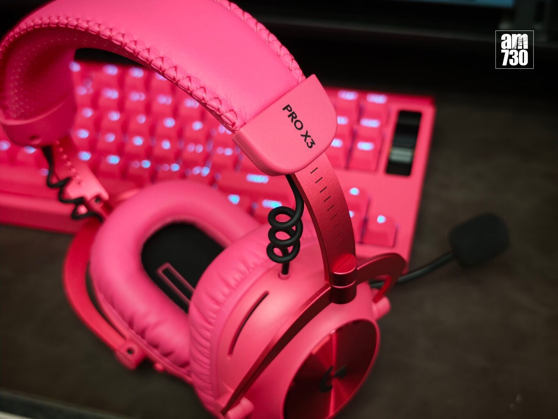 Logitech G PRO X3 LIGHTSPEED電競耳機可調校金屬頭帶。
