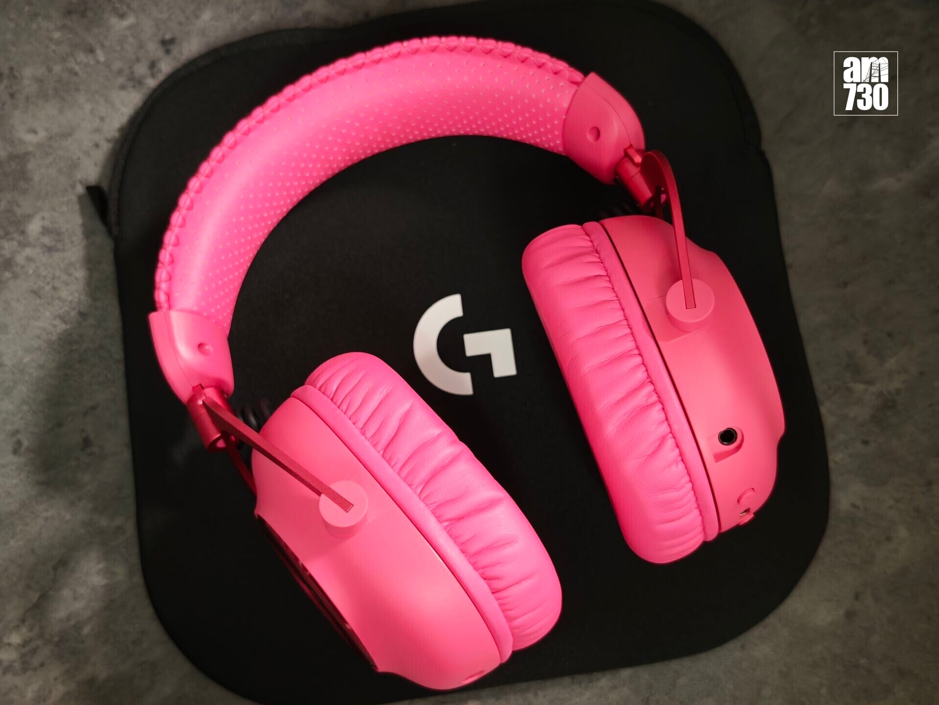 Logitech G PRO X3 LIGHTSPEED電競耳機附上收納袋。