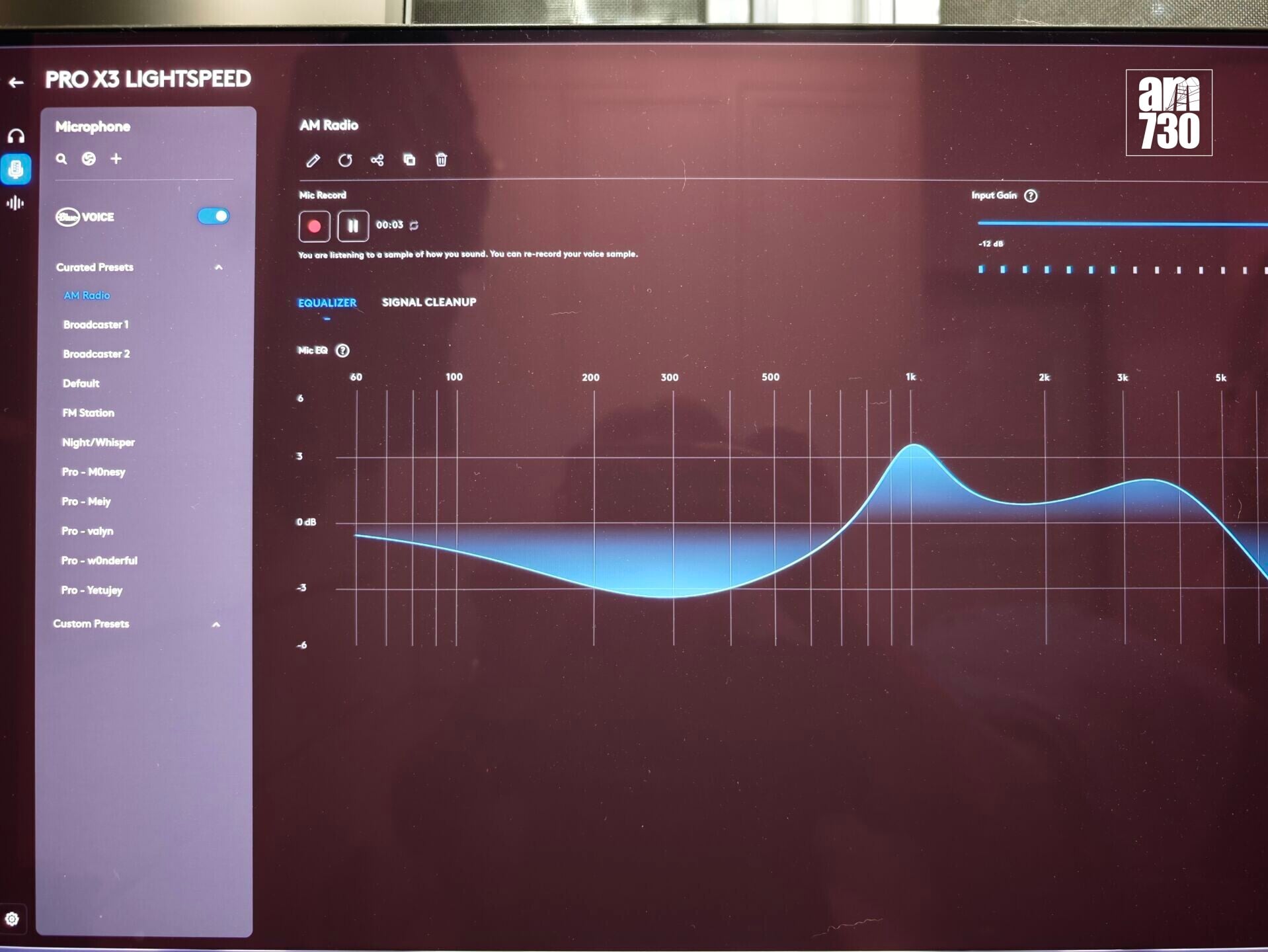 Logitech G PRO X3 LIGHTSPEED電競耳機咪高峰可作不同音質微調。