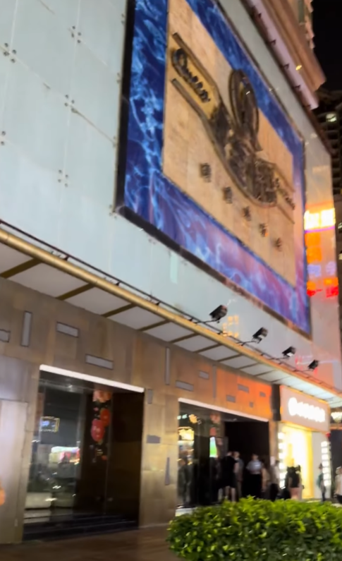 深圳羅湖「皇室假期水療會所」傳出倒閉消息。約400名員工被拖欠3個月工資,於上周在已「熄燈」的會所門外示威追薪。(X)