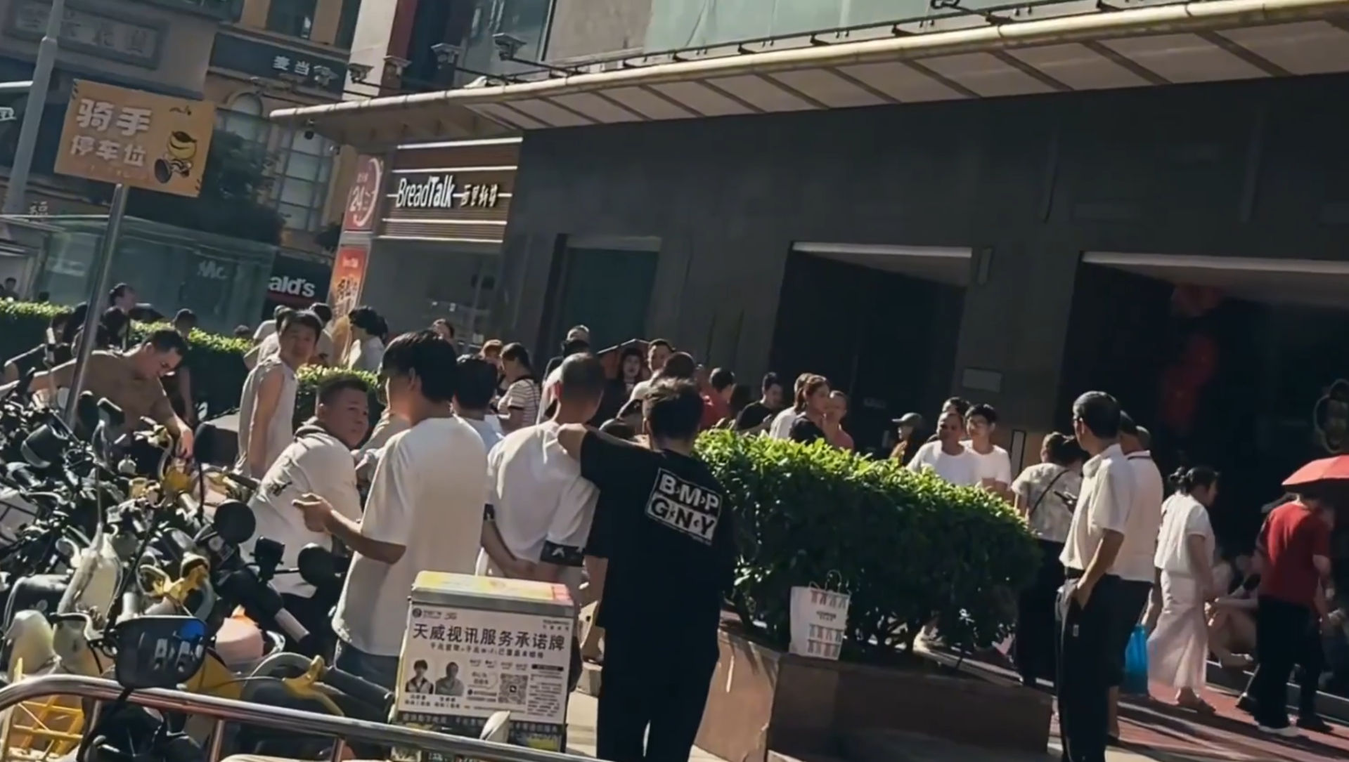 深圳羅湖「皇室假期水療會所」傳出倒閉消息。約400名員工被拖欠3個月工資,於上周在已「熄燈」的會所門外示威追薪。(X)
