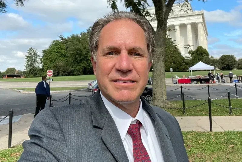 62歲男子Robert Pfleghardt因朋友惡作劇救了一命