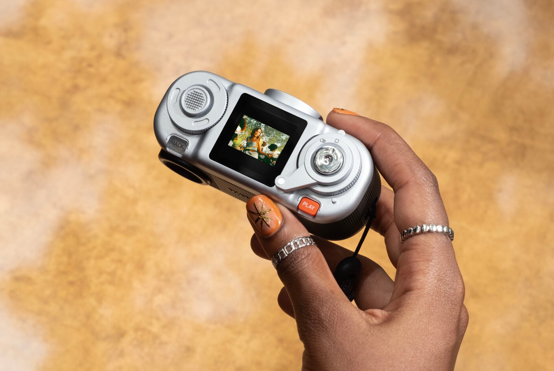FUJIFILM instax Pal 2機頂設有液晶顯示屏。
