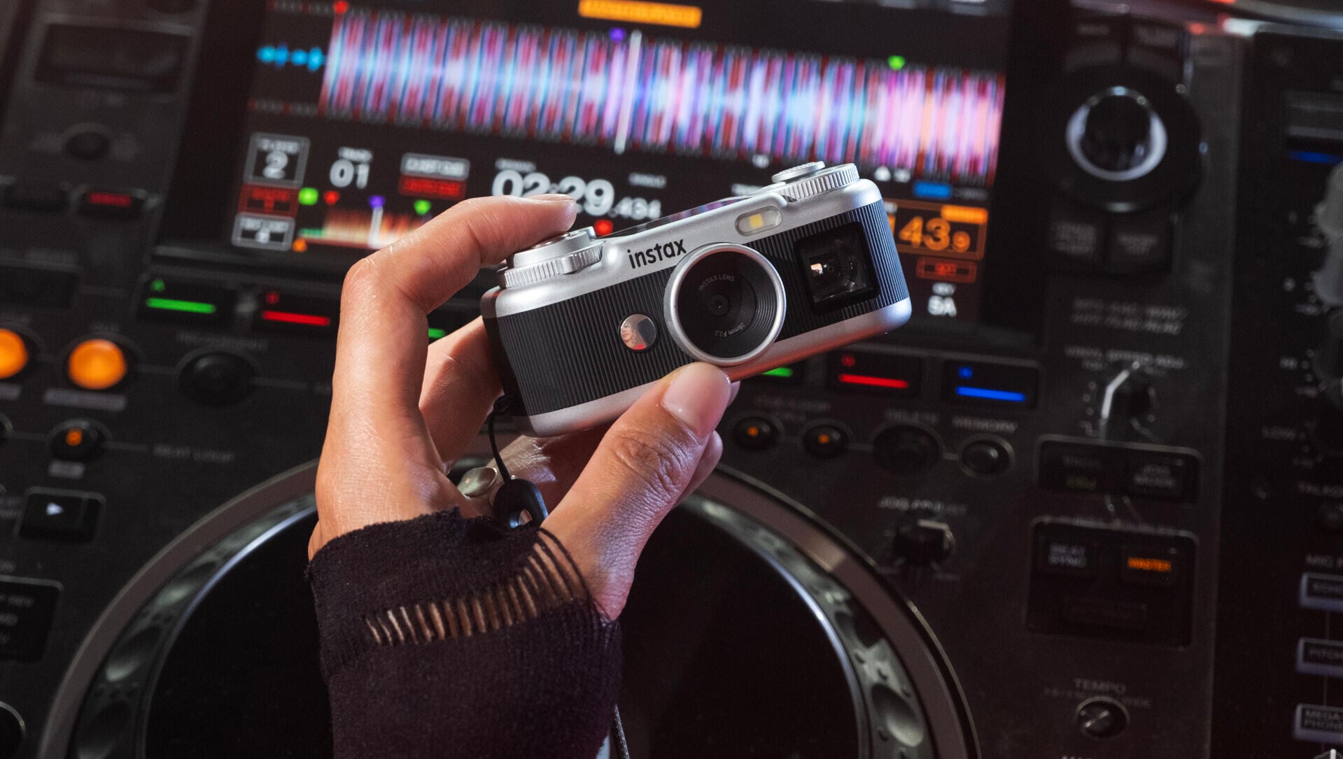 FUJIFILM instax Pal 2以復古黑銀色菲林相機設計。