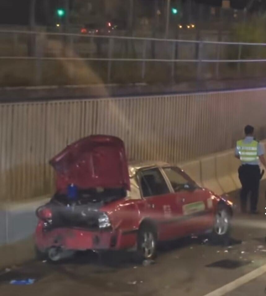 網上影片顯示,一輛的士停在慢線路肩,車尾箱蓋掀起。(FB/ 車cam L(香港群組))