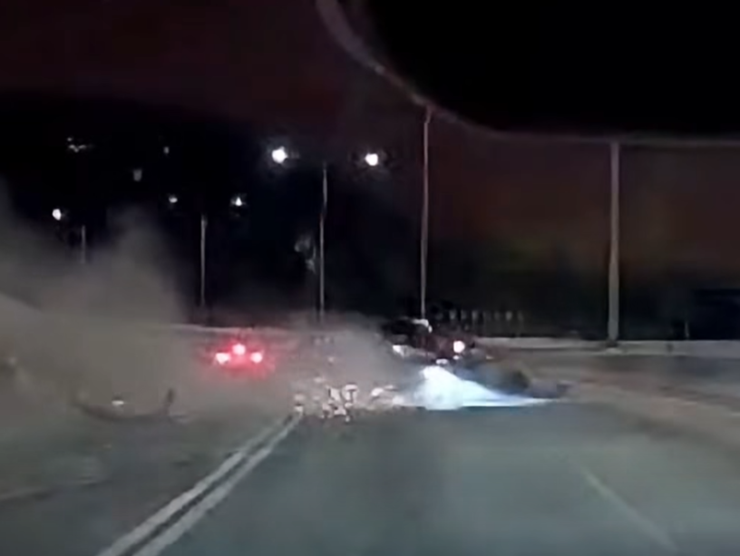 黑色私家車撞及一輛的士,捱撞的士車身一度離地。(網上影片截圖)