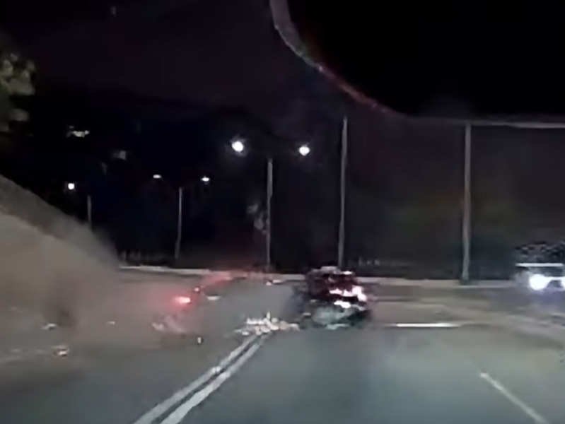黑色私家車撞及一輛的士,捱撞的士車身一度離地。(網上影片截圖)