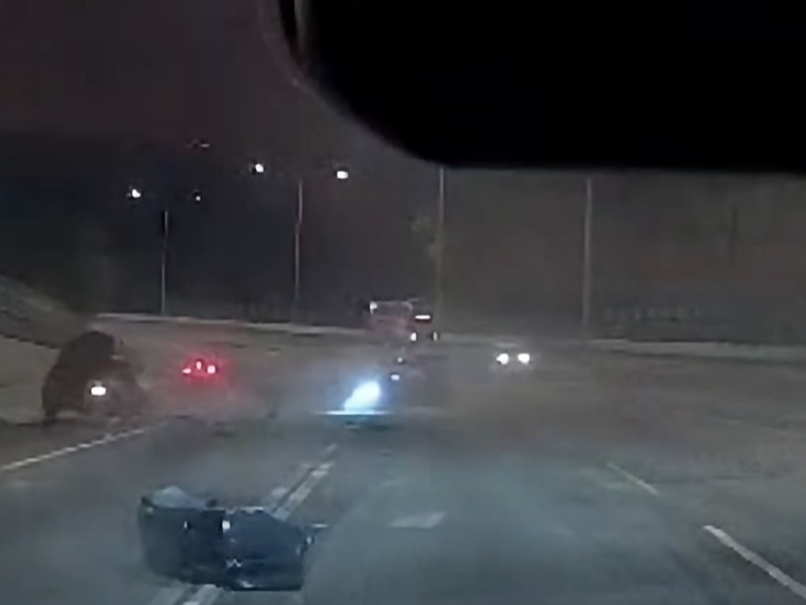 黑色私家車橫亘行車線上,零件散落一地。(網上影片截圖)