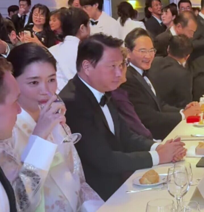 崔泰源攜同金熙英,與黃仁勲、李在鎔同桌。(IG)