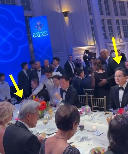崔泰源攜同金熙英,與黃仁勲、李在鎔同桌。(IG)