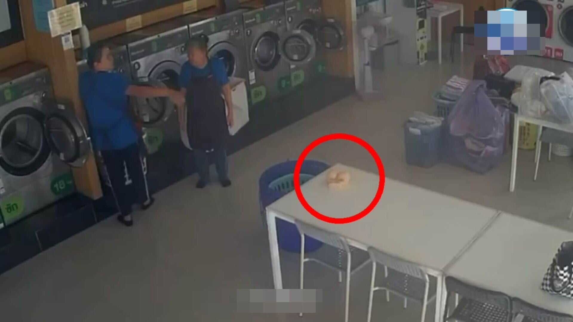 自助洗衣店的店員發現僧侶袈裟混著一件外型明顯的成人用品。(X)