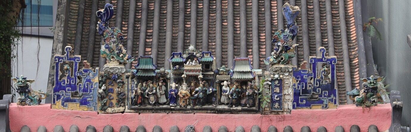 廣福祠第一進正脊上的石灣陶塑脊飾,由佛山石灣吳奇玉店於光緒乙未年(1895年)燒製。