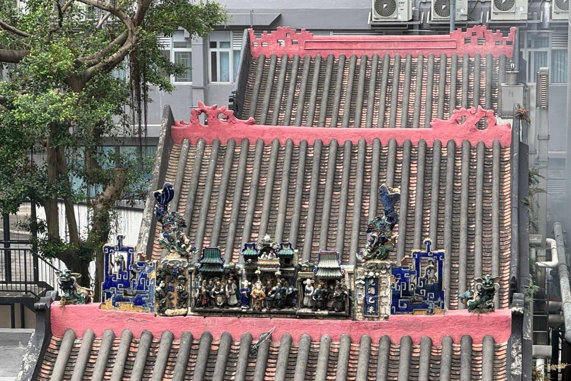 上環廣福祠前廳屋脊上的石灣陶塑。(圖片來源:發展局)