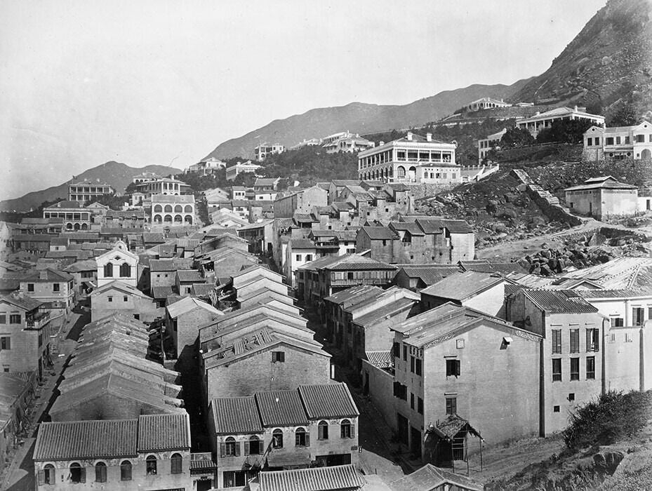 1880年的港島太平山街唐樓林立,屋舍依山而建。這一帶在香港開埠初期治安久佳,後來政府在附近設置了軍營和警署,治安改善,漸趨太平,「太平山」的名字就是由此而來。(圖片來源:古物古迹辦事處)