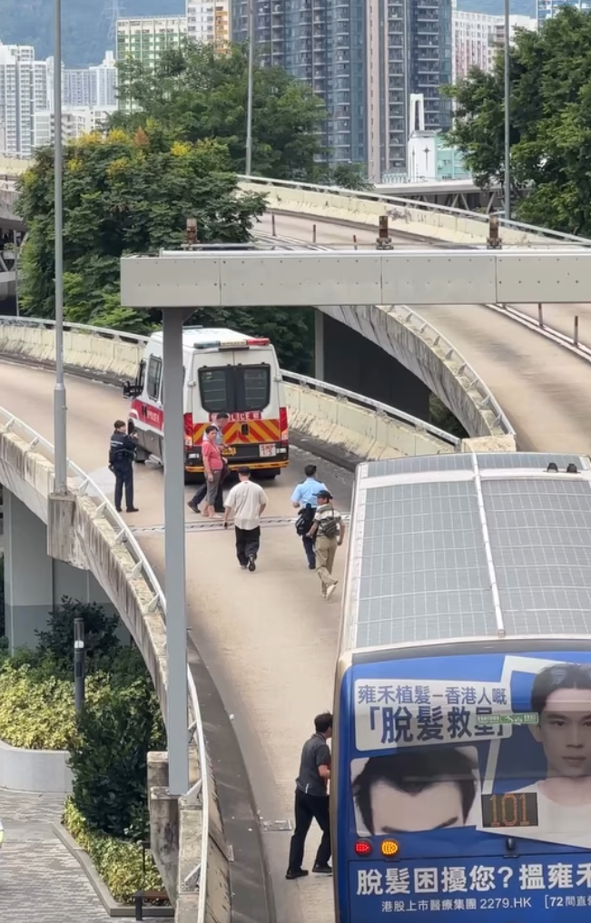 九龍灣一輛警車途經一段上斜天橋路段時突然「死火」,後方巴士受阻未能前行形成車龍。巴士司機及熱心乘客見狀,下車主動上前協助警員推車。(Threads)