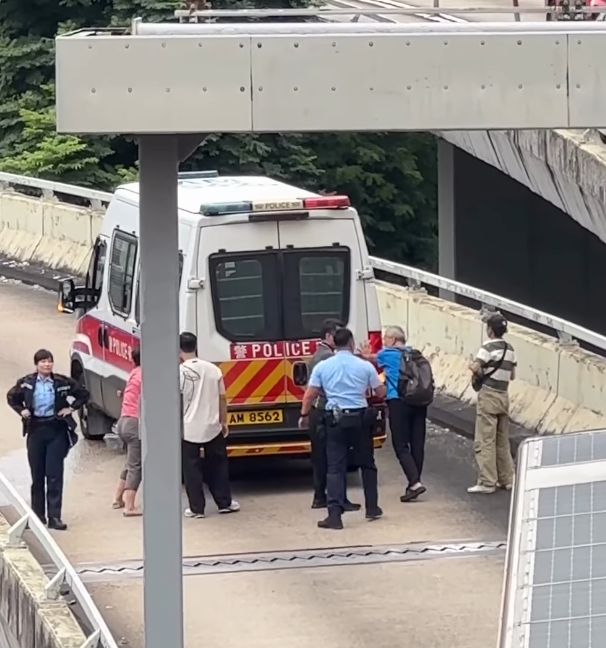 九龍灣一輛警車途經一段上斜天橋路段時突然「死火」,後方巴士受阻未能前行形成車龍。巴士司機及熱心乘客見狀,下車主動上前協助警員推車。(Threads)