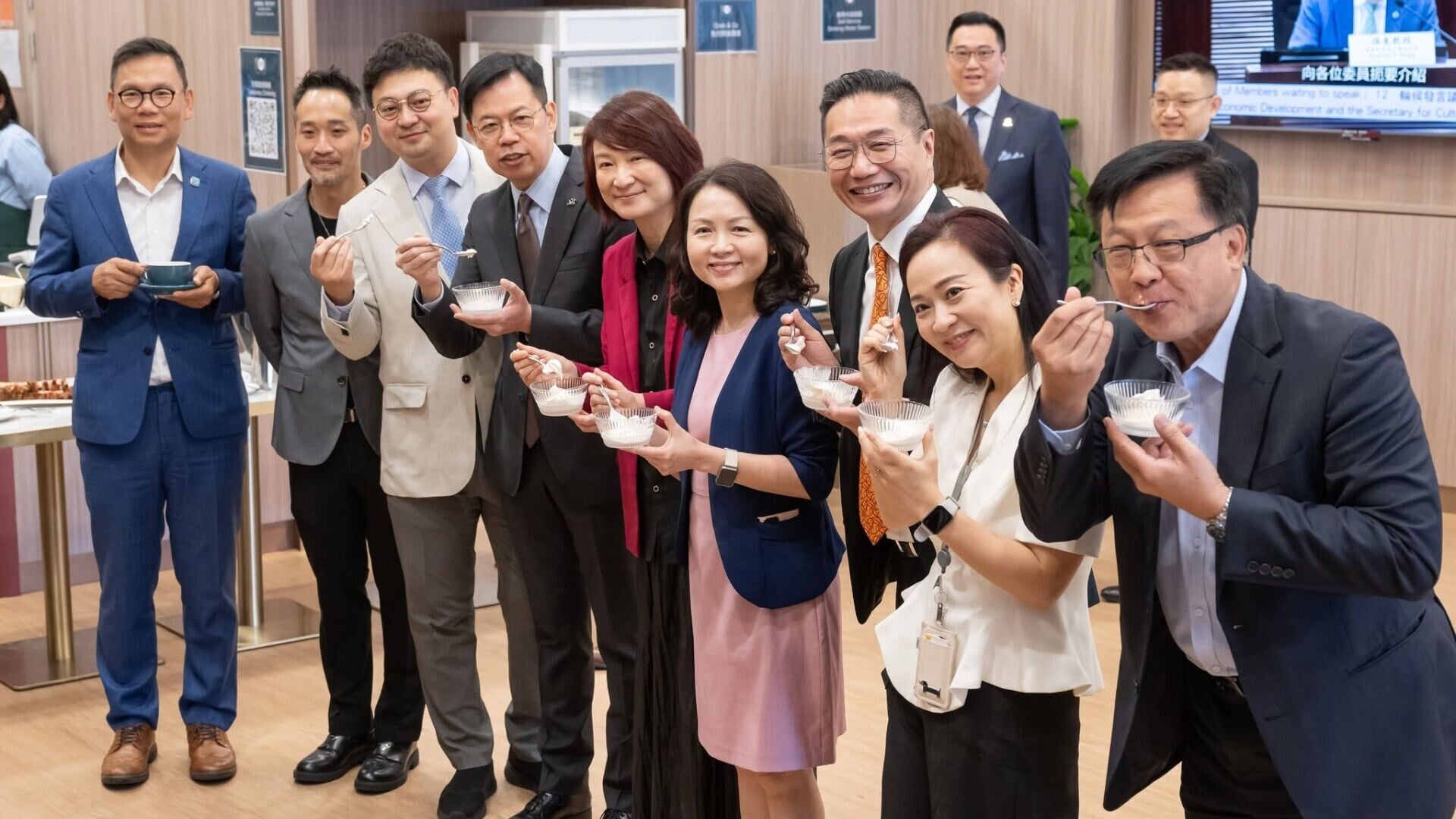 立法會餐廳正式開幕。立法會主席李慧琼與多名議員剪綵。(立法會主席李慧琼fb)