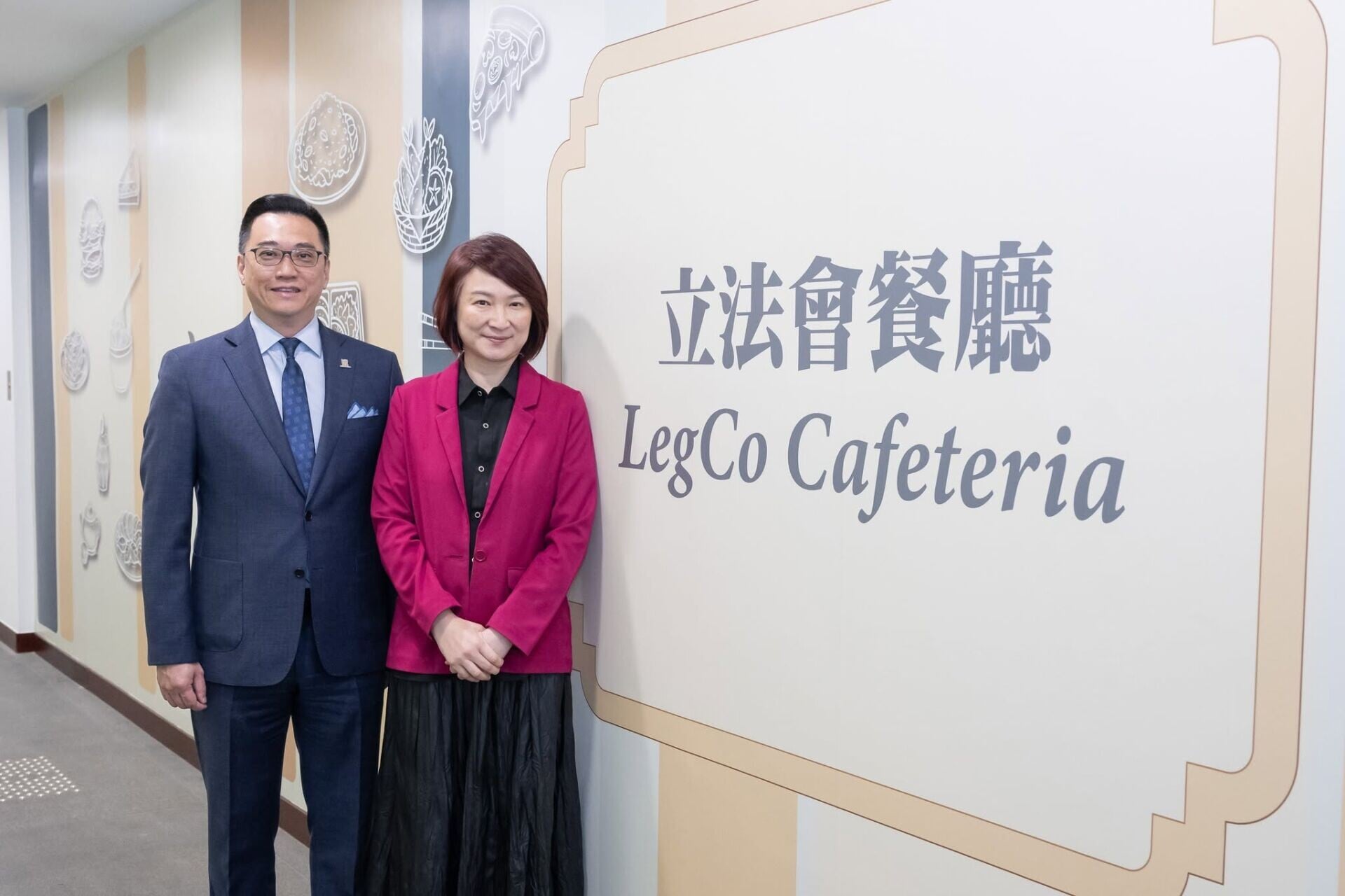 立法會餐廳正式開幕。立法會主席李慧琼與多名議員剪綵。(立法會主席李慧琼fb)