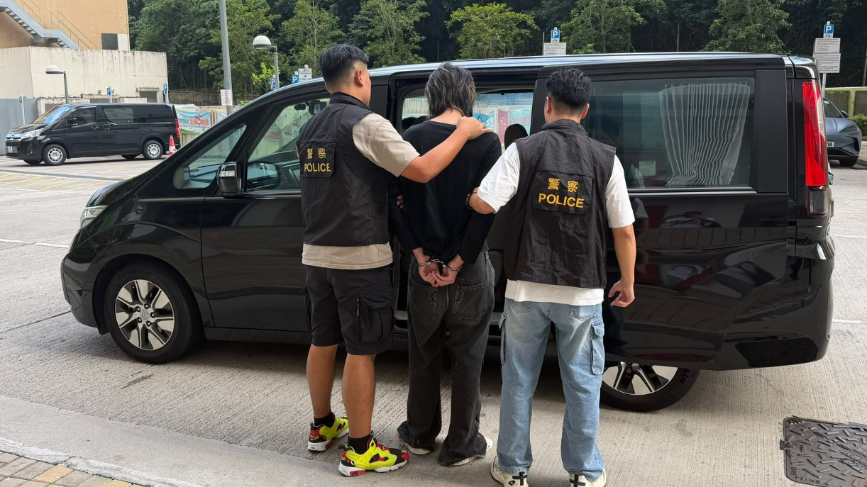 警方9月21日接獲一名89歲老婦報案，稱當日下午接獲一名懷疑騙徒來電，對方聲稱其孫子因涉及刑事案件被捕，並要求報案人繳交10萬元保釋金。警方在上水區成功拘捕一名18歲本地男子，涉嫌「以欺騙手段取得財產」(警方圖片)