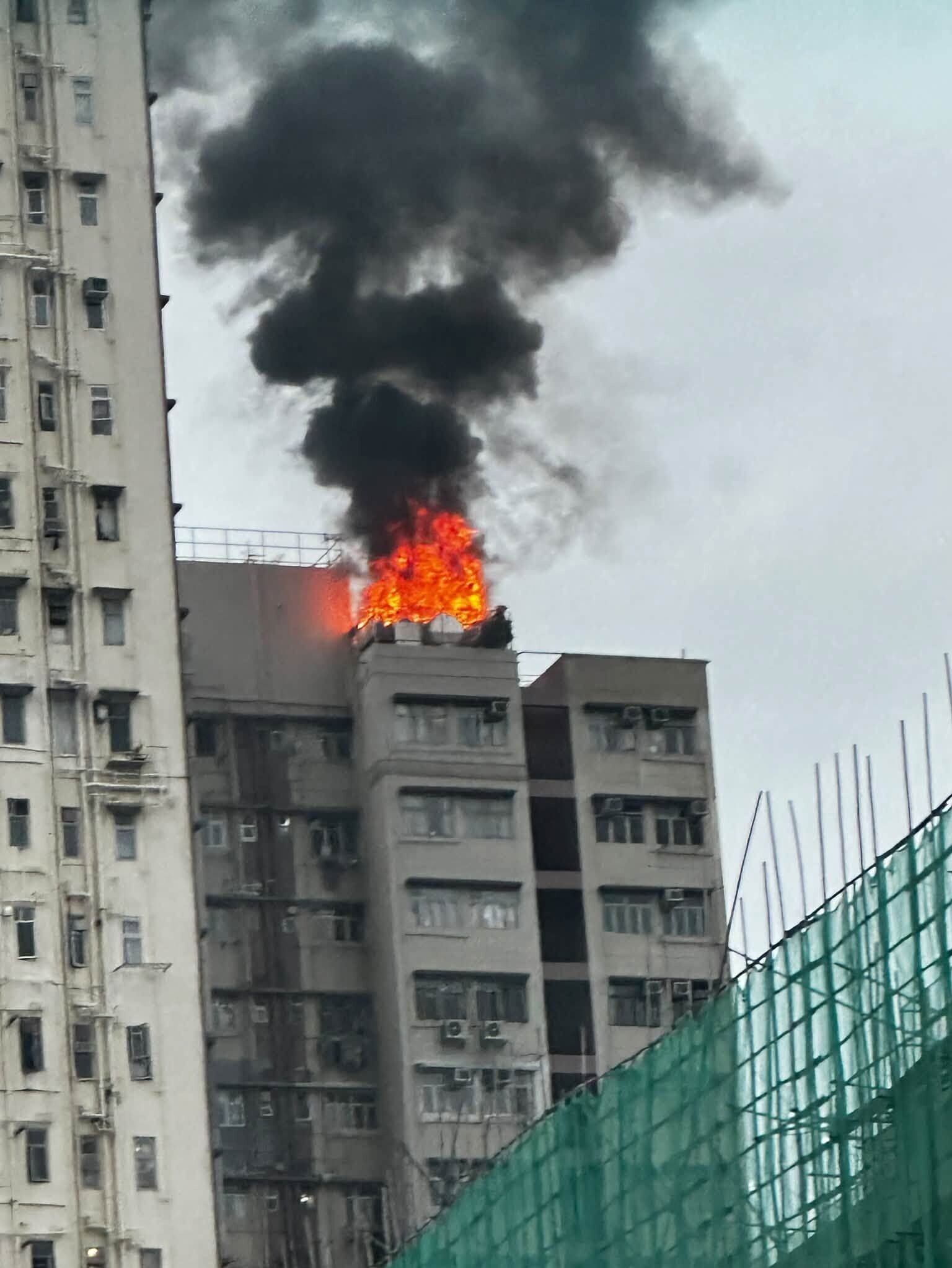 旺角順景大廈天台起火。(facebook)