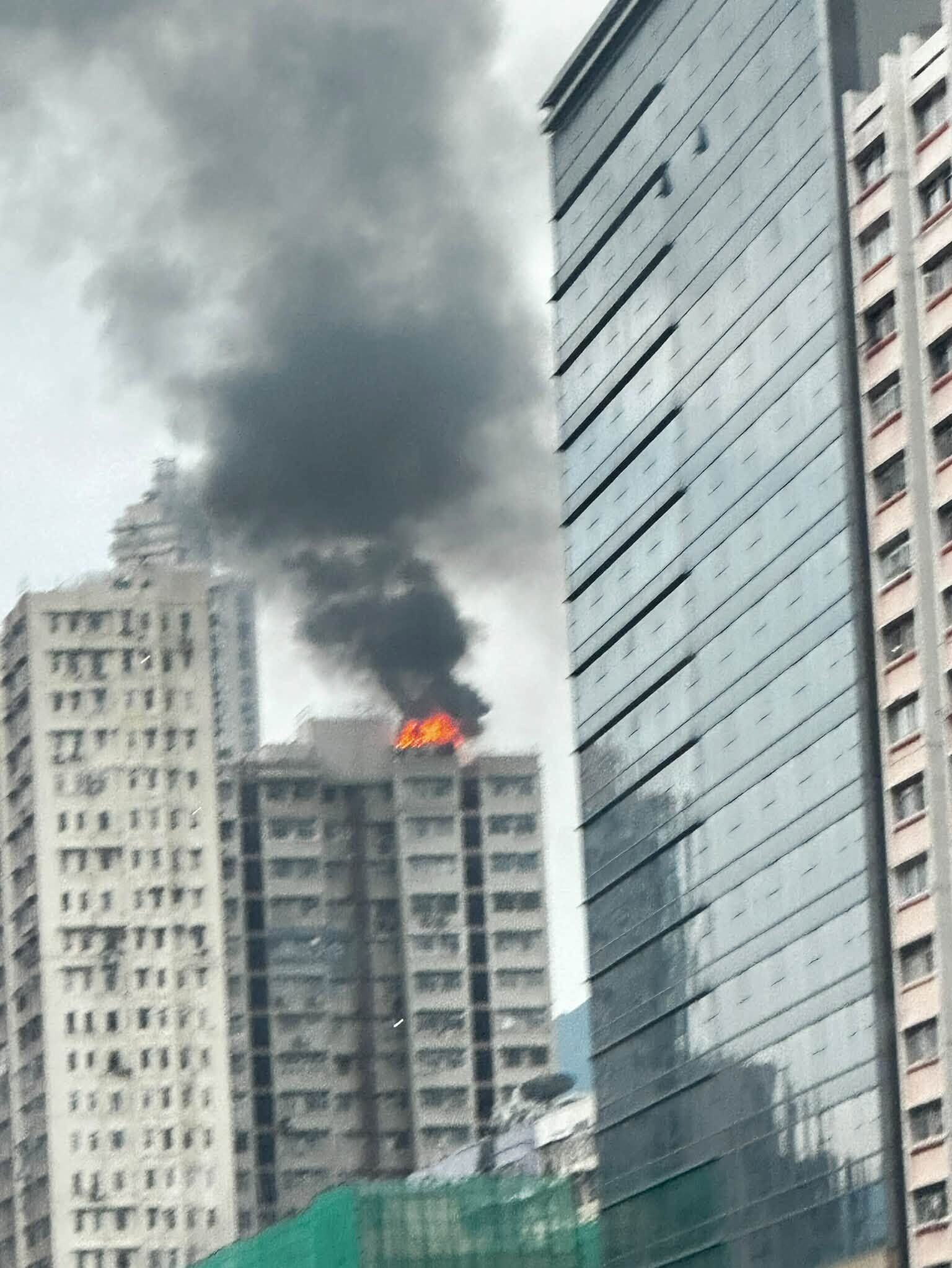 旺角順景大廈天台起火。(facebook)