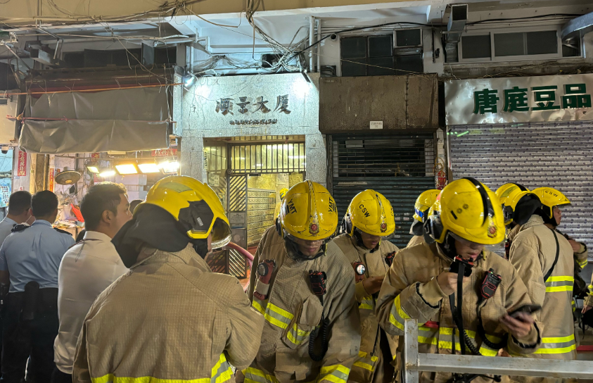 旺角順景大廈天台發生火警,多輛消防車到場。(中通社)